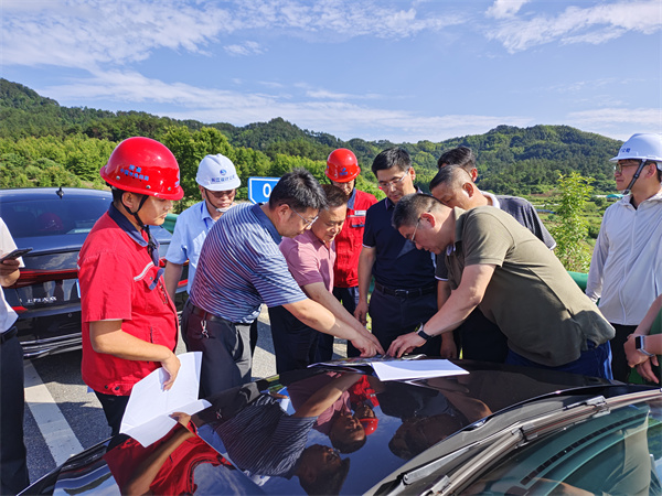 6月12日，洪董，张总陪同王奇勇县长一行督导防洪工程项目.jpg