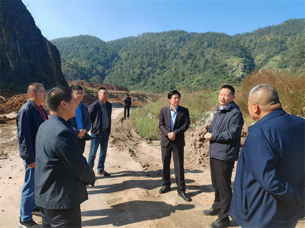 10月23日，张县长带队督查大牛山环保整治项目。.jpg